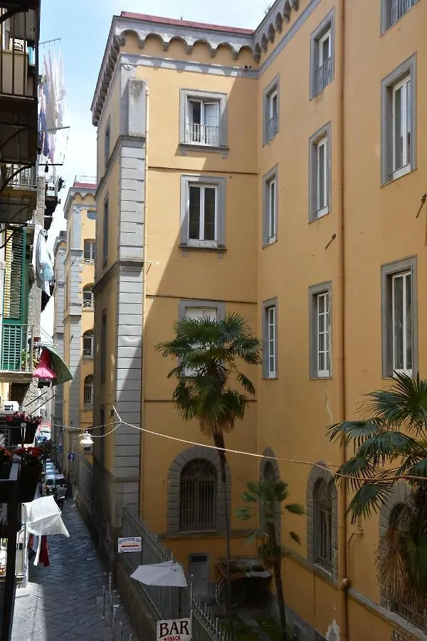 Domus Studio 25 Bed & Breakfast Νάπολη