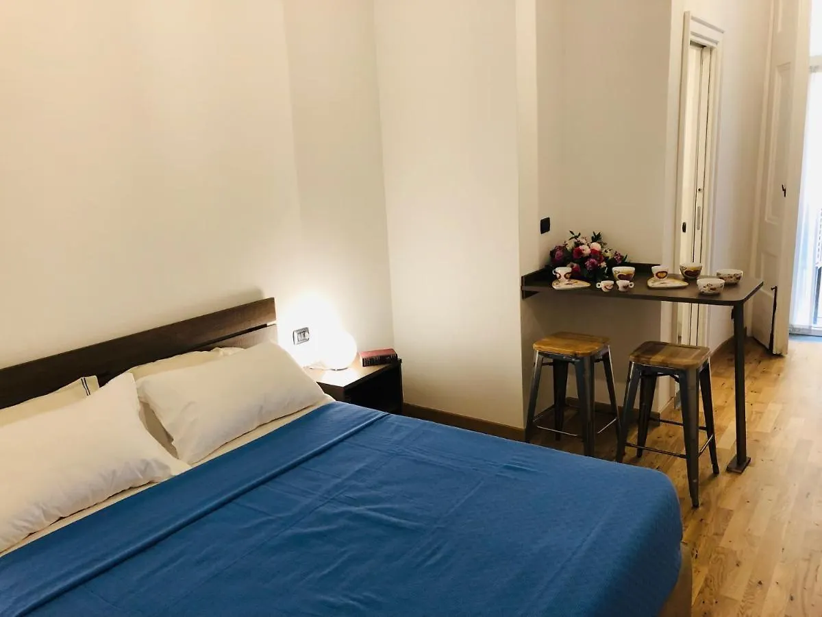 Domus Studio 25 Bed & Breakfast Νάπολη